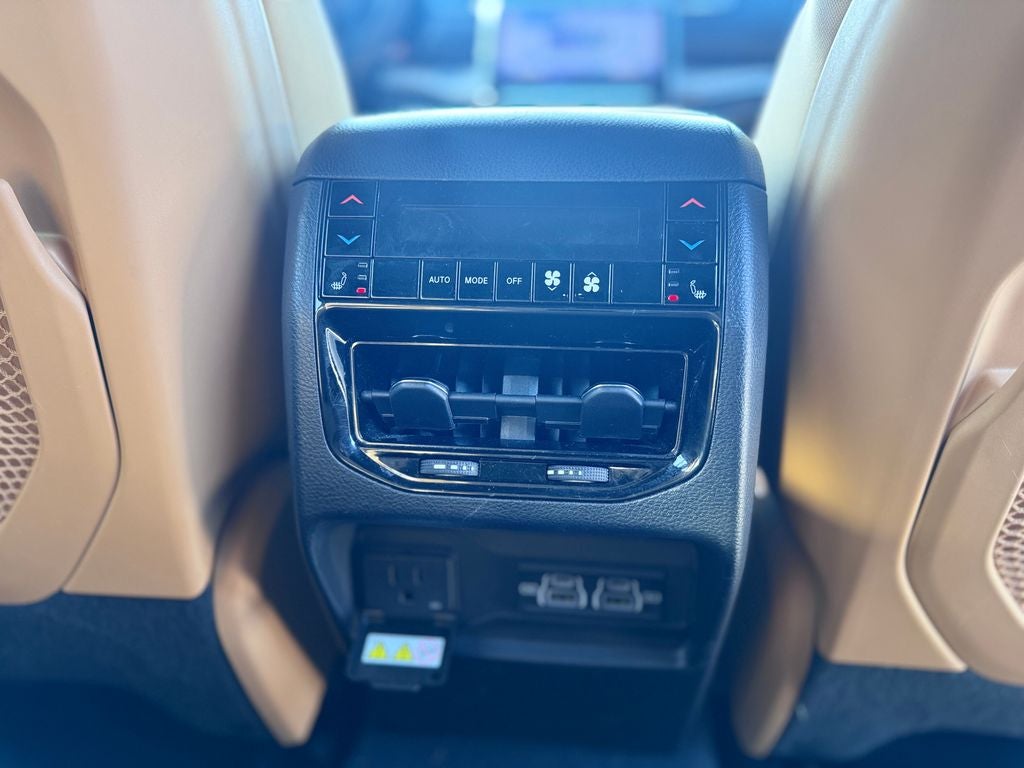 2023 Jeep Grand Cherokee Summit