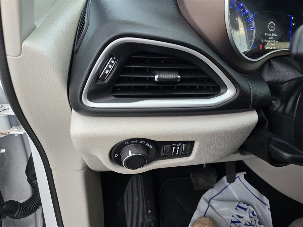 2024 Chrysler Voyager LX