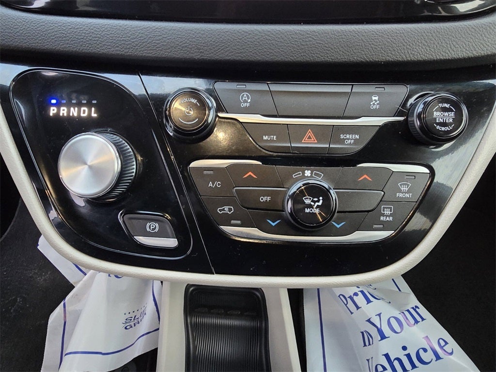 2024 Chrysler Voyager LX