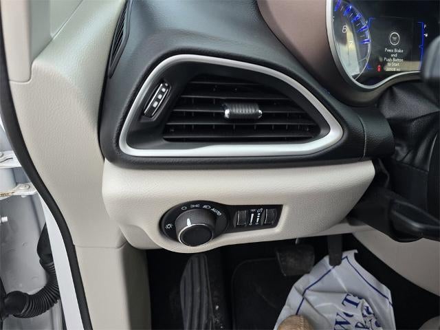 2024 Chrysler Voyager LX